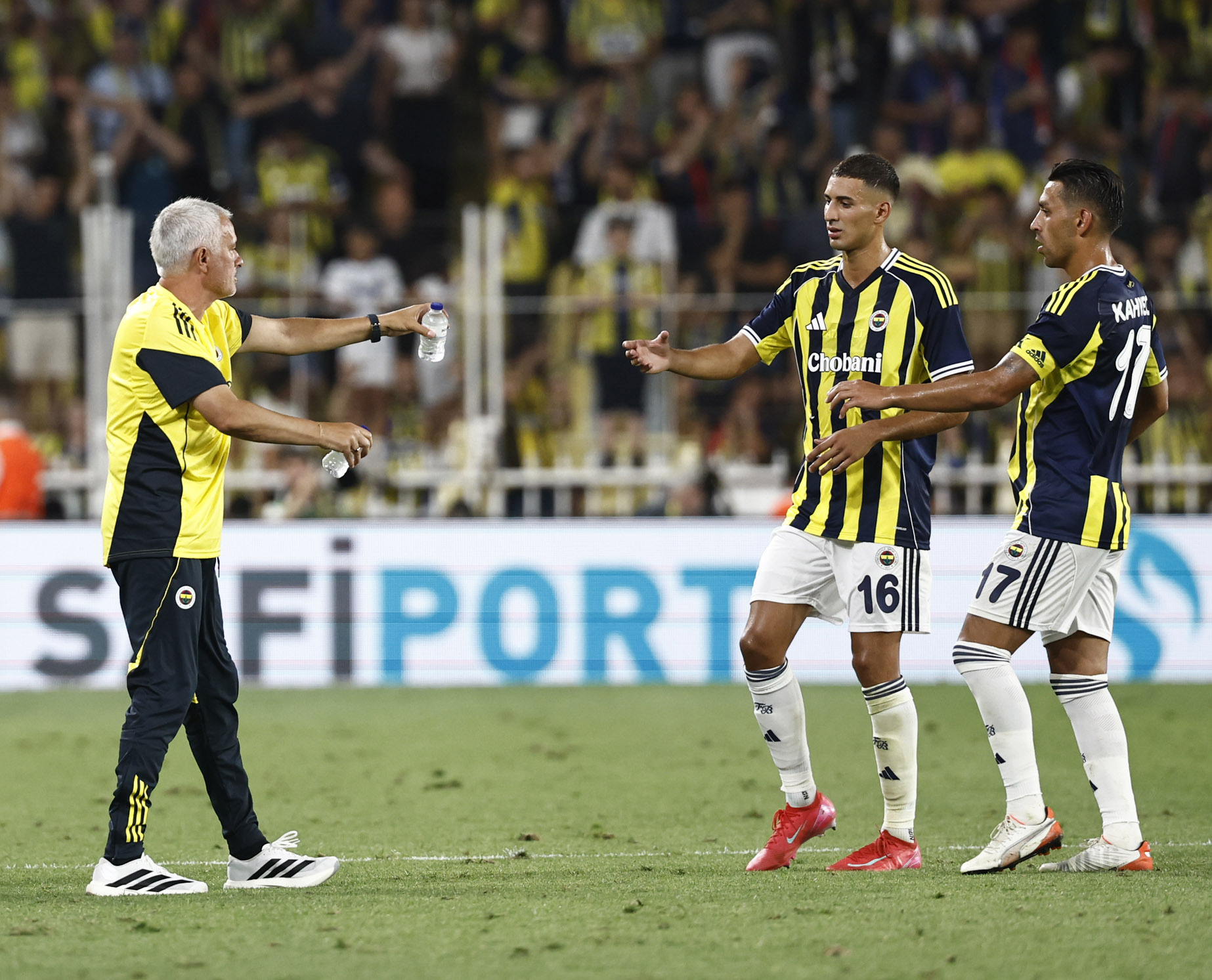 包含费耶诺德训练开放日，赛后强势反弹引欢呼，欧篮联在即，年轻球员得到机会的词条